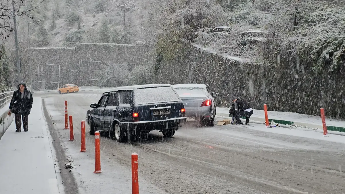 Zonguldak'ta Kar Yağışı Trafiği Felç Etti