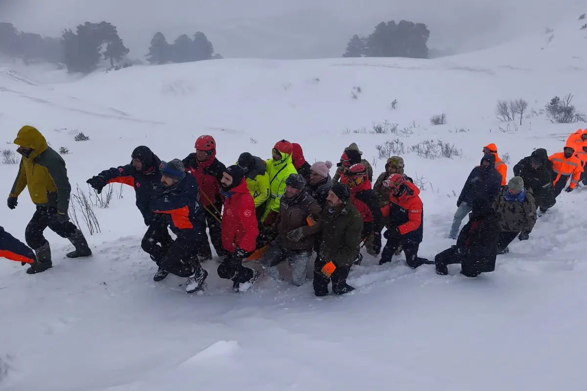Artvin'de çığ altında kalan çobanı arama çalışmalarına ara verildi