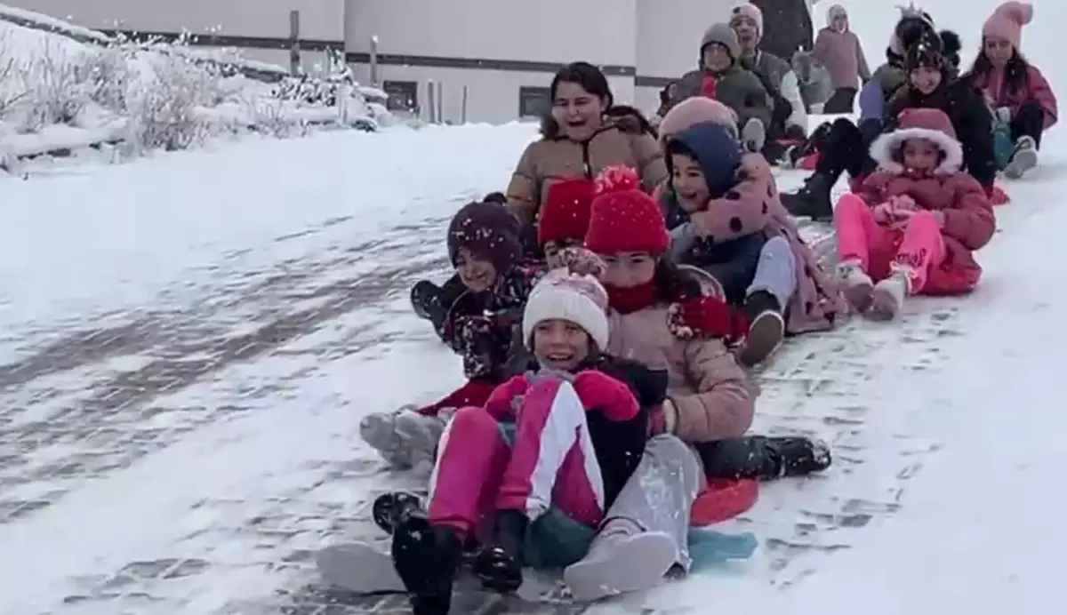 Artvin'de çocuklar karın keyfini çıkardılar