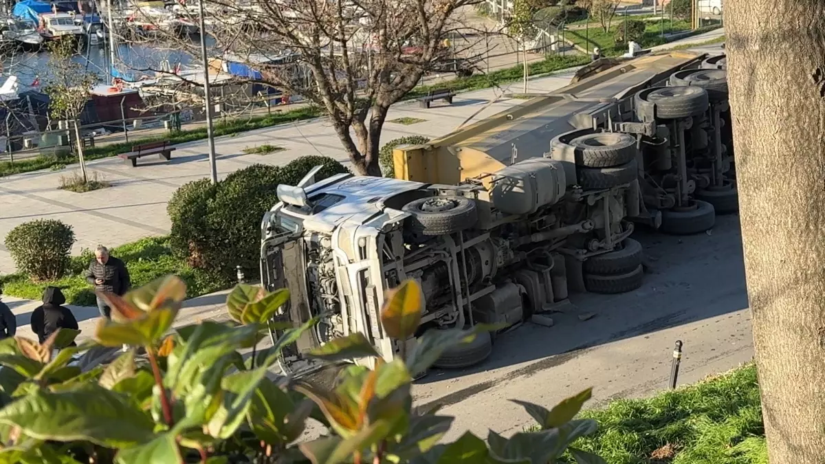 Avcılar'da toprak yüklü hafriyat kamyonu devrildi