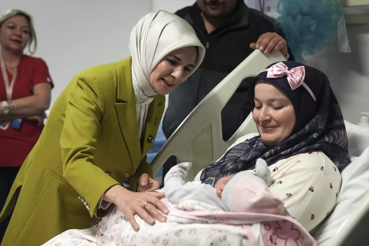 Bakan Göktaş'tan doğum yapan annelere "yeni yıl" ziyareti Açıklaması