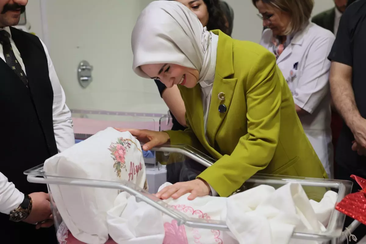 Aile ve Sosyal Hizmetler Bakanı Göktaş, Yılın Son Gününde Doğan Bebekleri Ziyaret Etti