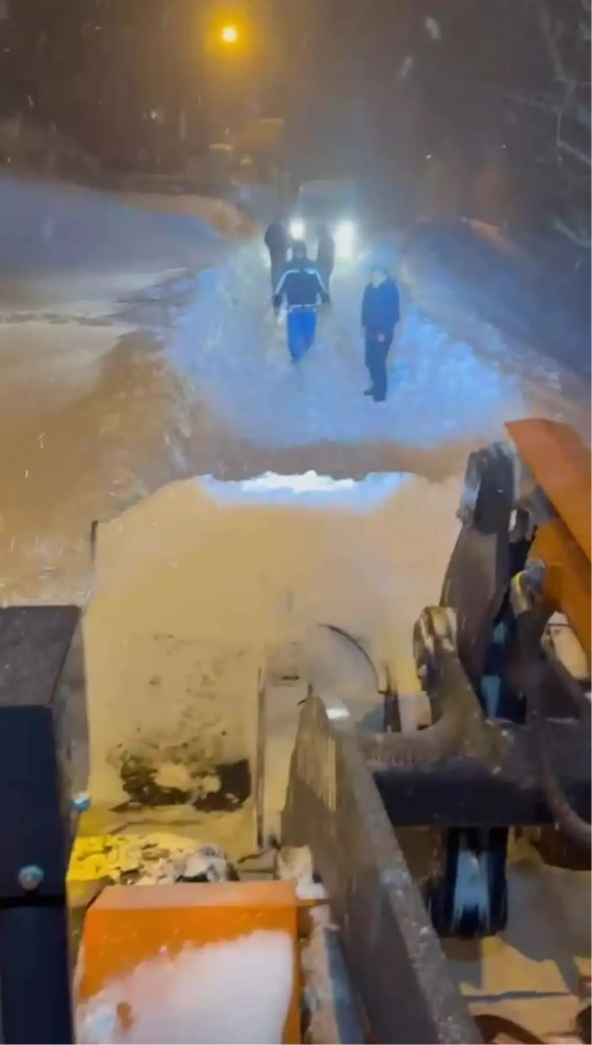 Batman'da kar ve tipide yolda kalan servis minibüsündeki 10 işçi kurtarıldı