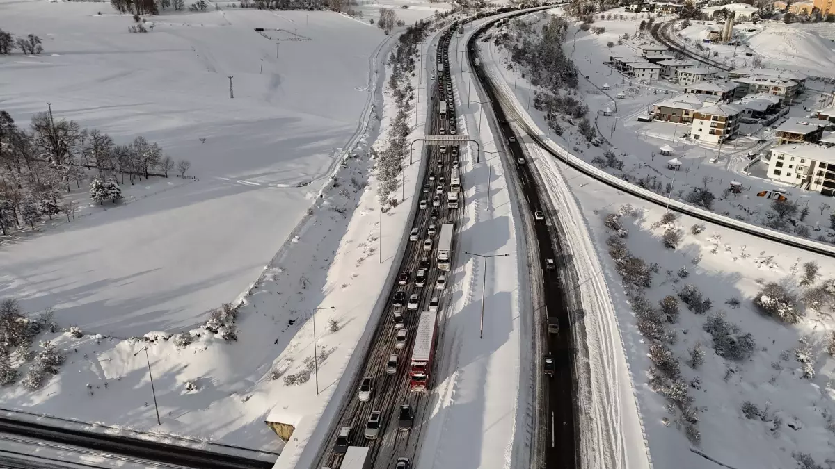 Bolu'da Otoyolda Uzun Araç Kuyrukları Dronla Görüntülendi