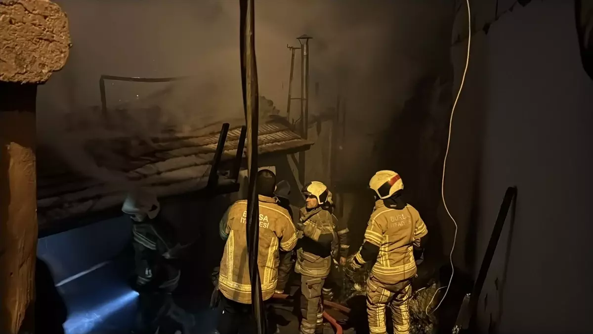 Bursa'da 2 katlı evde başlayıp 2 metruk binaya sıçrayan yangın kontrol altına alındı