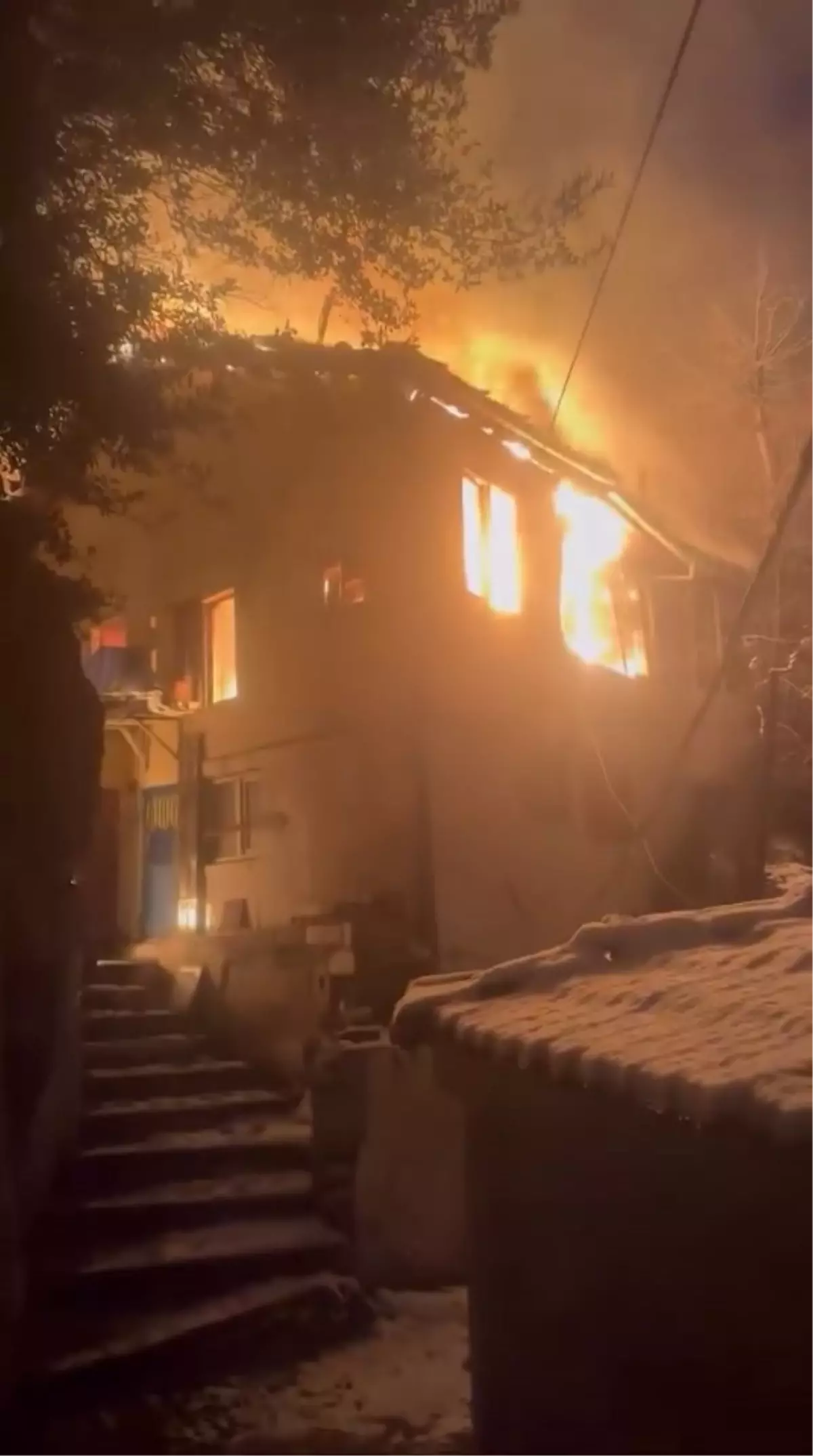 Bursa'da 2 katlı evde çıkan yangın metruk 2 binaya sıçradı