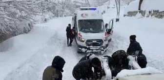 Çığ altında kalan kadın yaralı olarak kurtarıldı