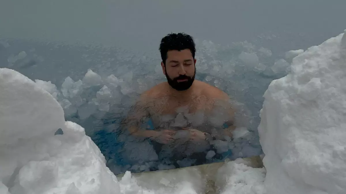 Eksi 10 derecede buz gibi suya girdi