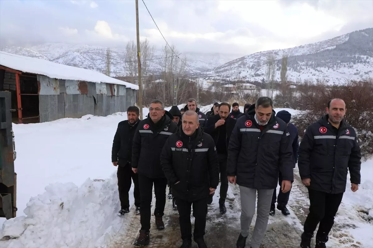 Elazığ'da kardan kapanan 181 köy yolu ulaşıma açıldı