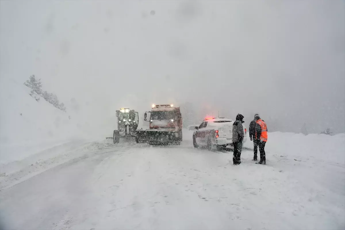 Gümüşhane Valisi Baruş, karla mücadele çalışmalarını denetledi