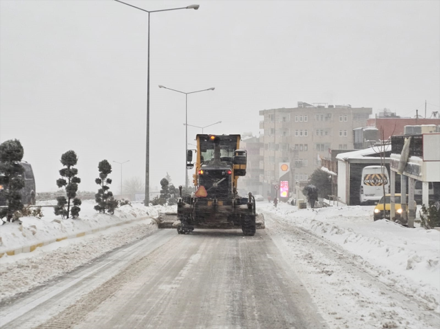 İstanbul'da lapa lapa kar yağıyor! 28 ilde okullar tatil edildi