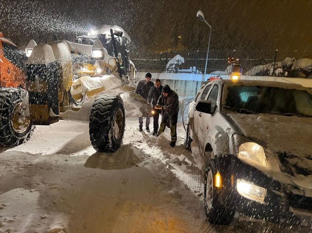 İstanbul'da lapa lapa kar yağıyor! 28 ilde okullar tatil edildi