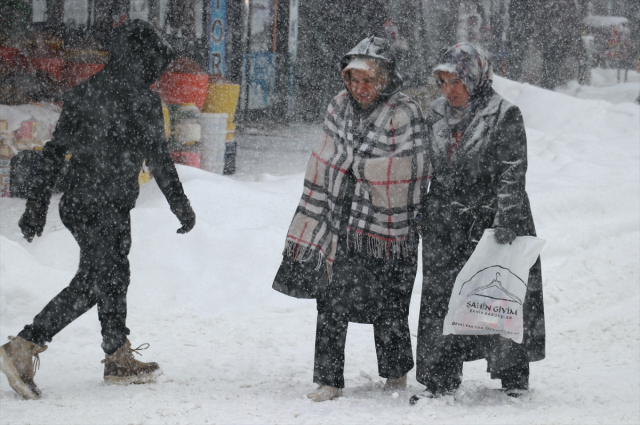 İstanbul'da lapa lapa kar yağıyor! 28 ilde okullar tatil edildi