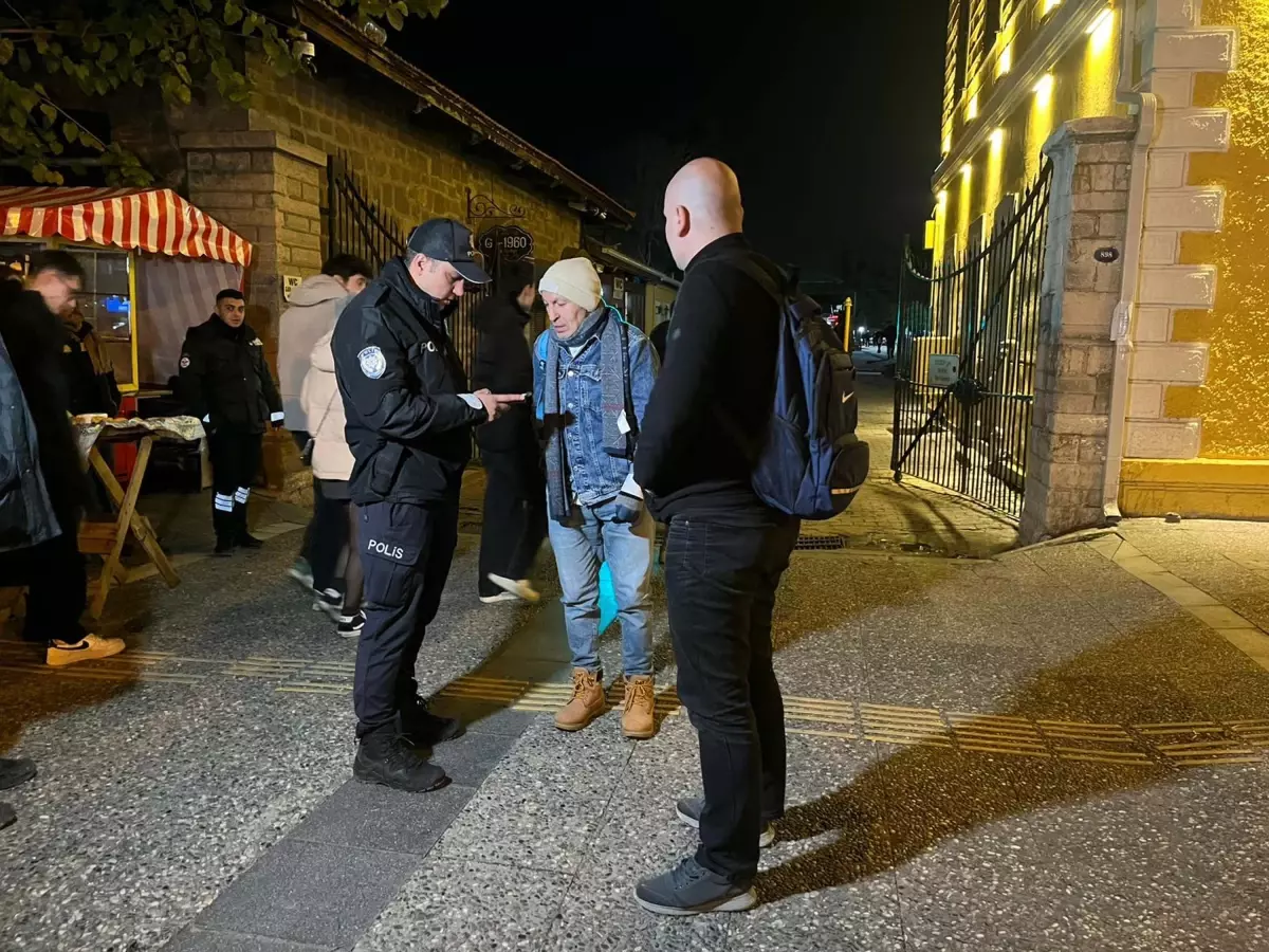 İzmirliler yeni yıl kutlamaları sürerken polis ekipleri denetimlerini sürdürdü