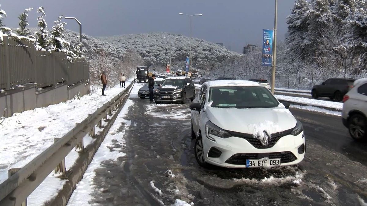 Eyüpsultan'da kar yağışı; araçlar yolda kaldı