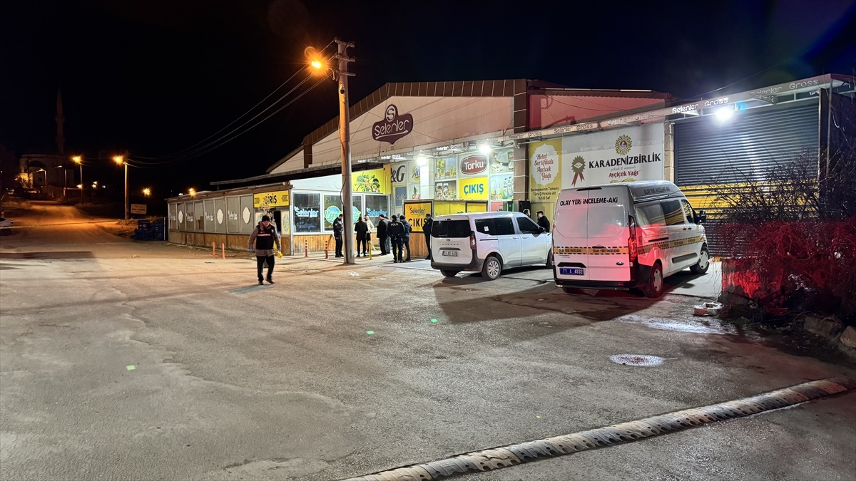 Kırıkkale'de çıkan kavgada bir kişi, tabancayla kazara kendini ve yeğenini yaraladı