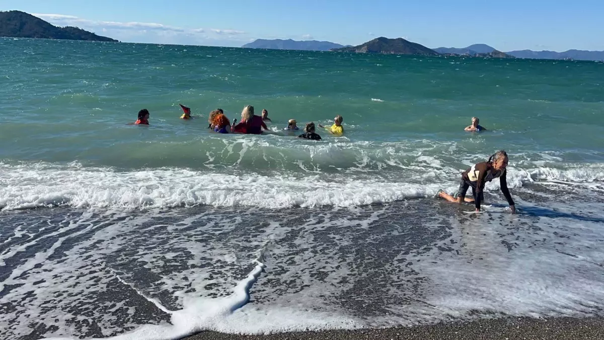 Yerleşik Yabancılar, Yardıma Muhtaç Çocuklar ve Sokak Hayvanları İçin Denize Girdi