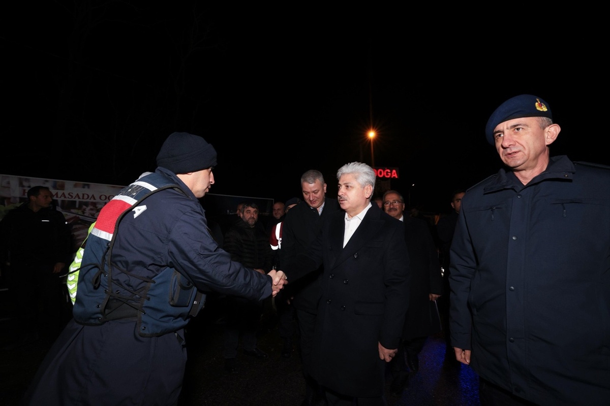 Sakarya Valisi Doğan, yeni yıla görevi başında giren personeli ziyaret etti