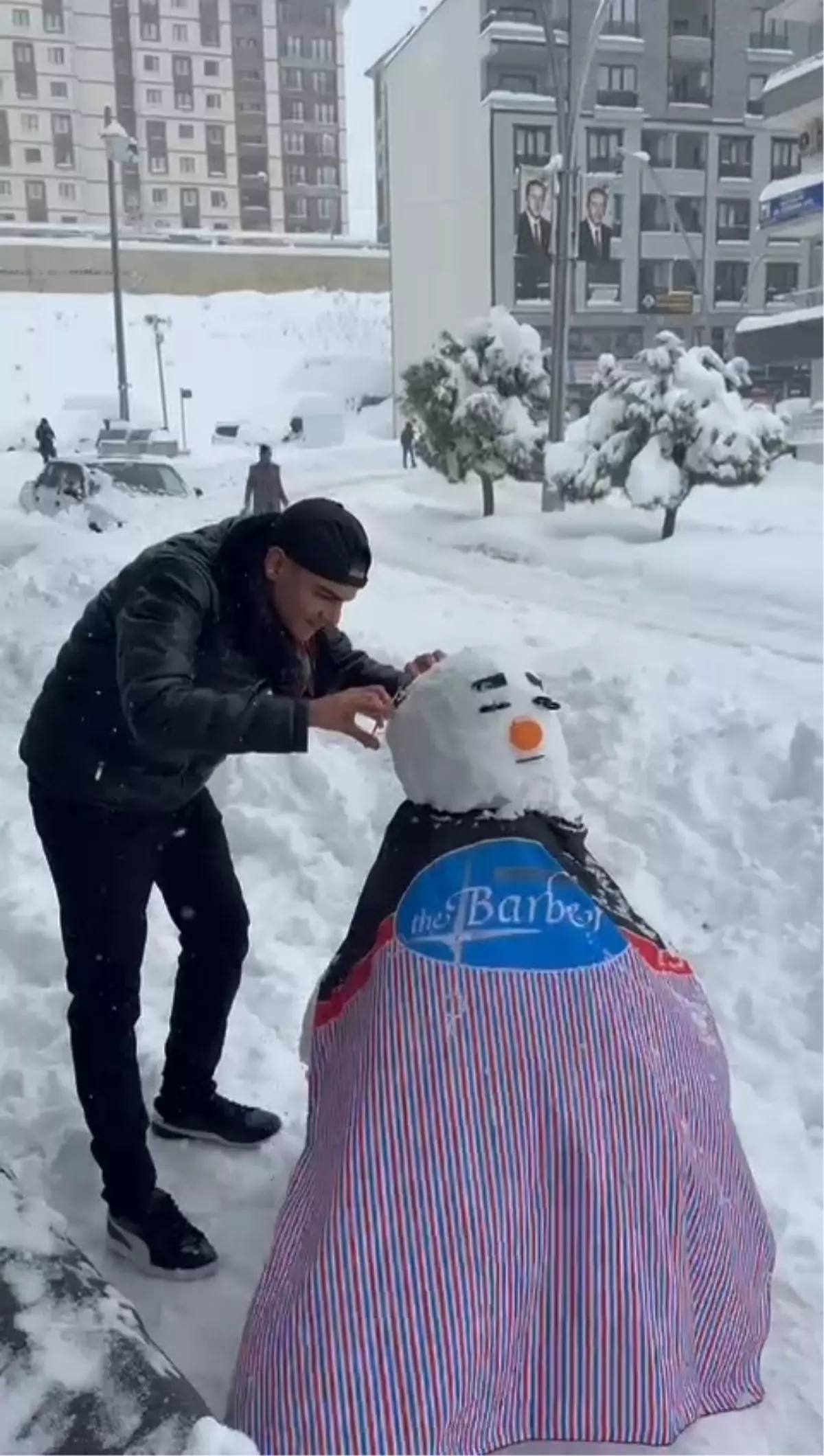 Şırnak'ta kuaför, kardan adamı tıraş etti