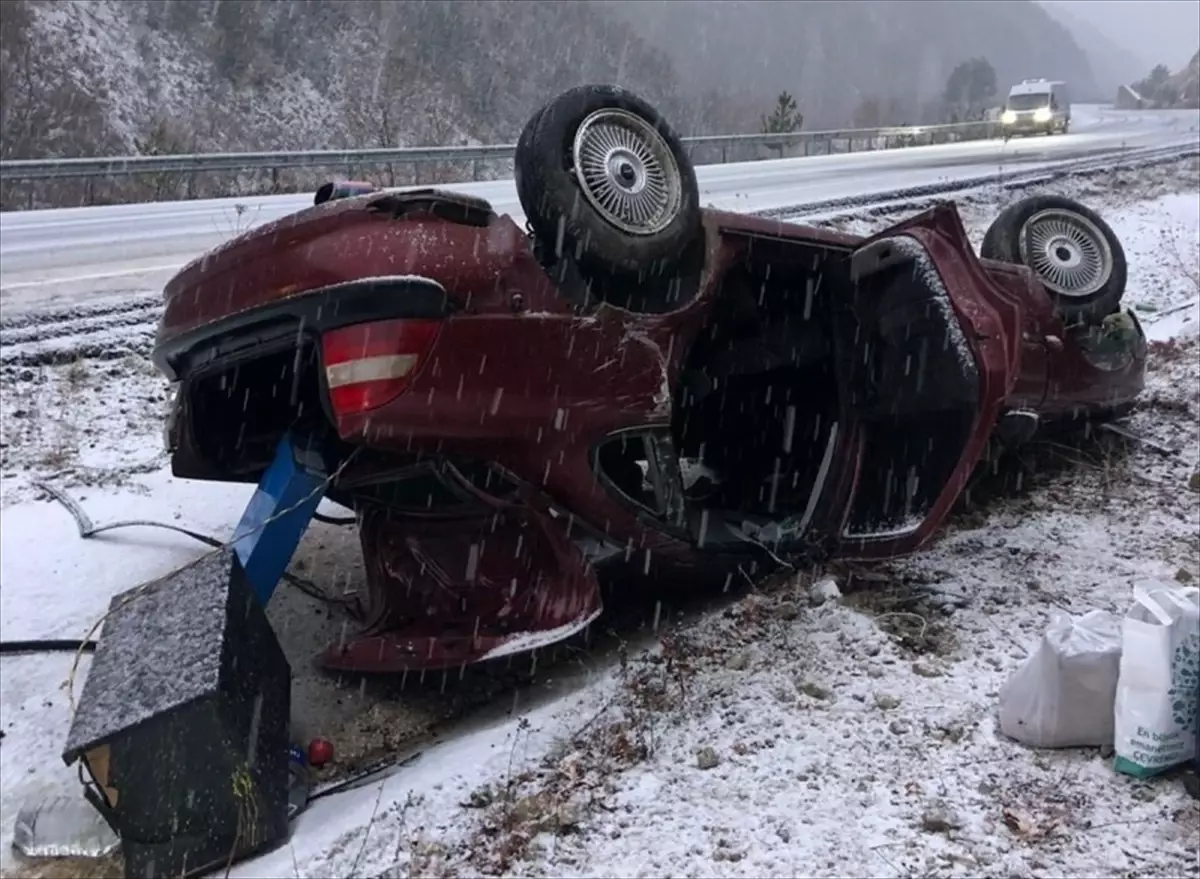 Taşova'da devrilen otomobildeki bir kişi yaralandı
