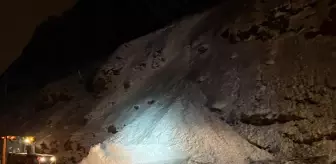 Van-Bitlis kara yolu çığ düşmesi sonucu ulaşıma kapandı