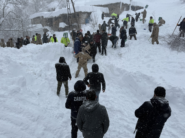 van da mahalleye cig dustu kar altinda kalan bir 19415049 4354 m