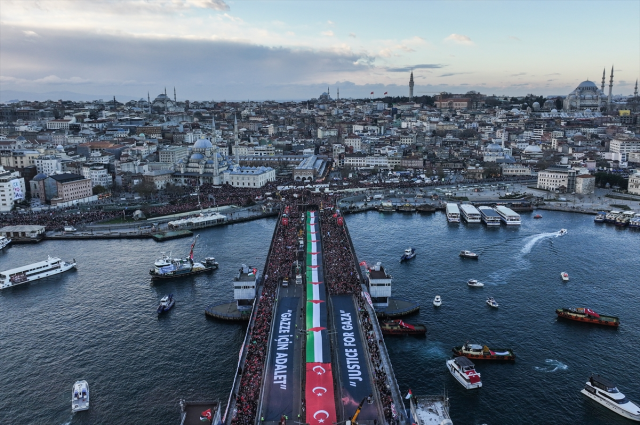 Yeni yılın ilk günü 7'den 70'e Türkiye Gazze için ayakta! On binler Galata Köprüsü'ne yürüyor