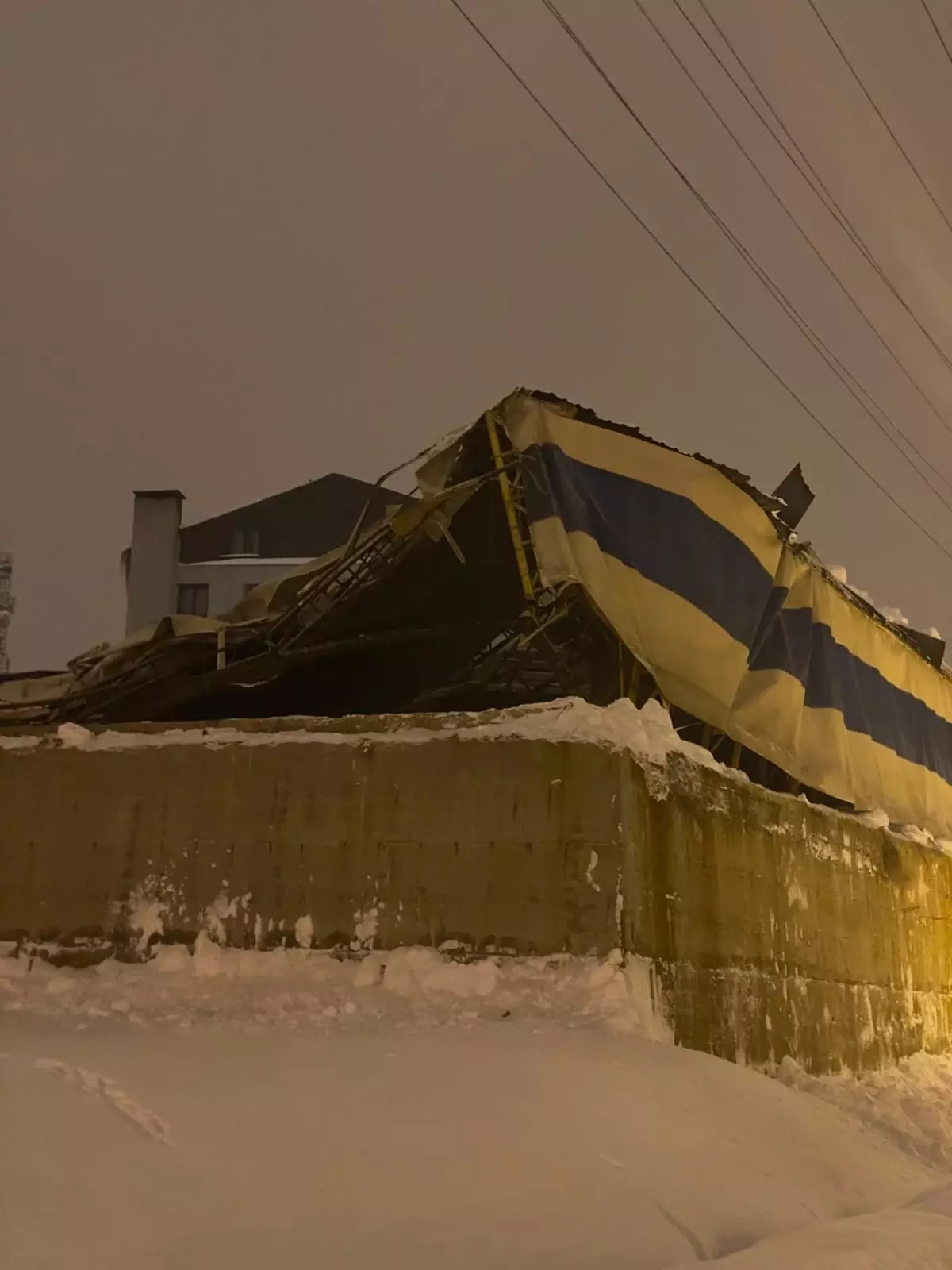 Yüksekova'da araçlar kara gömüldü, 177 yerleşim yerinin yolu kapalı