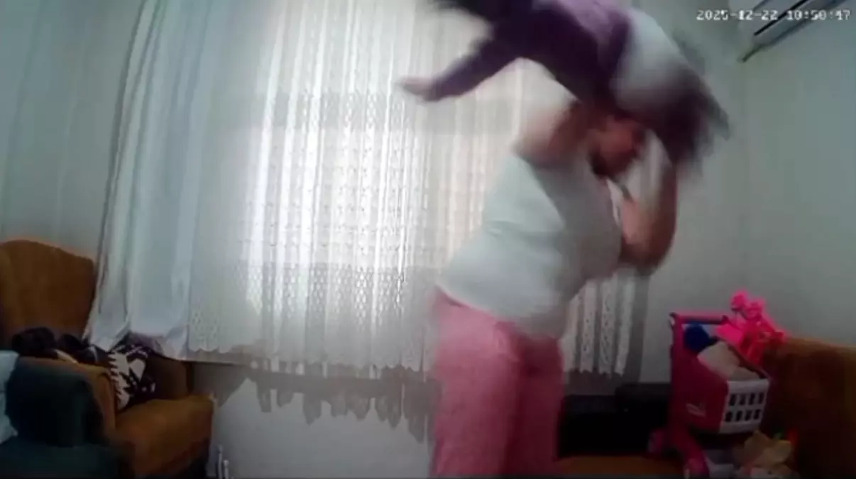 1 yaşındaki bebeğe anne şiddeti kamerada