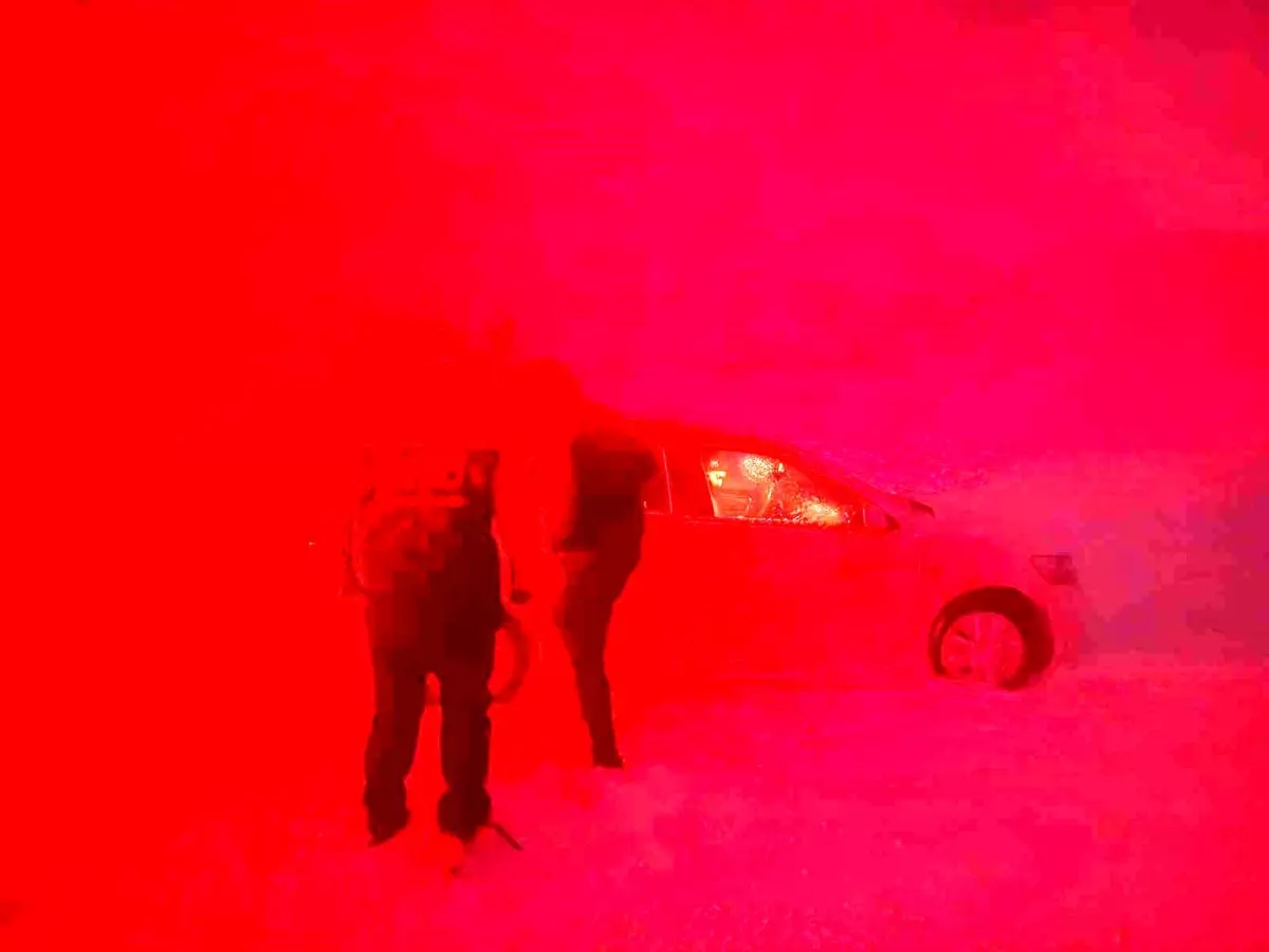 Ağrı'da AFAD ekipleri mahsur kalan vatandaşlara ulaştı