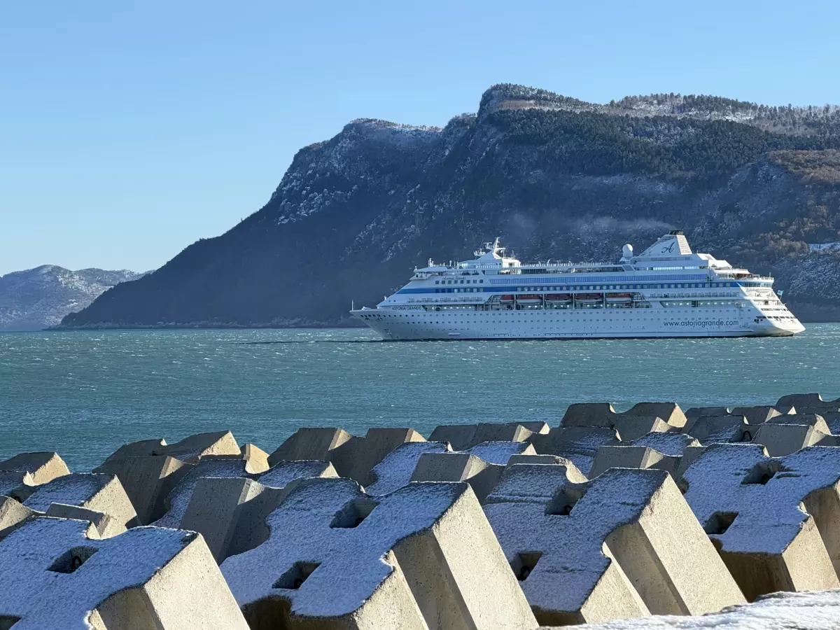 Amasra'da kruvaziyer, fırtına nedeniyle limana yanaşamadı