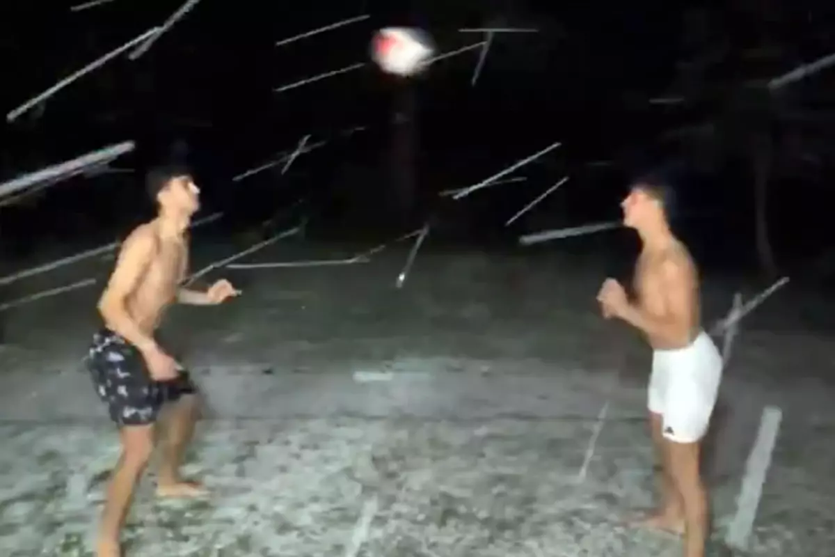 Arda Güler ve Yiğit Efe Demir, karda üstsüz futbol oynadı