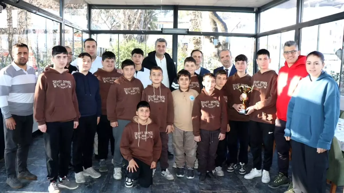 Aydın birincisi voleybol takımına moral kahvaltısı