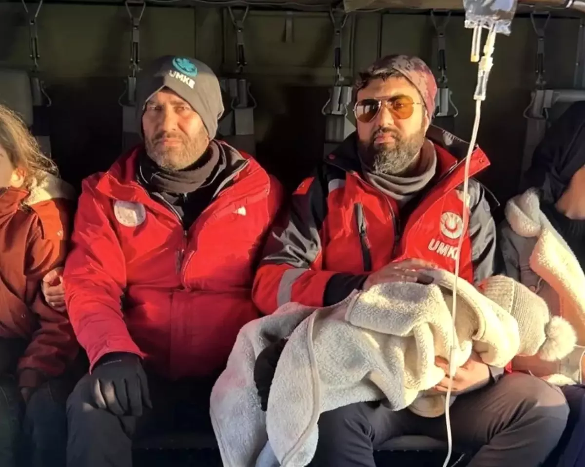 Bahçesaray'da iki hasta helikopterle Van'a sevk edildi