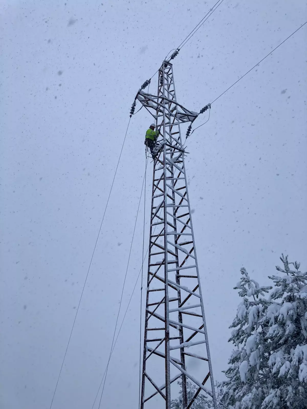 Başkent EDAŞ, zorlu kış şartlarında sahada mücadeleye devam ettiğini duyurdu