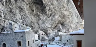 Beyaza bürünen Sümela Manastırı yerli ve yabancı ziyaretçilerini ağırlıyor