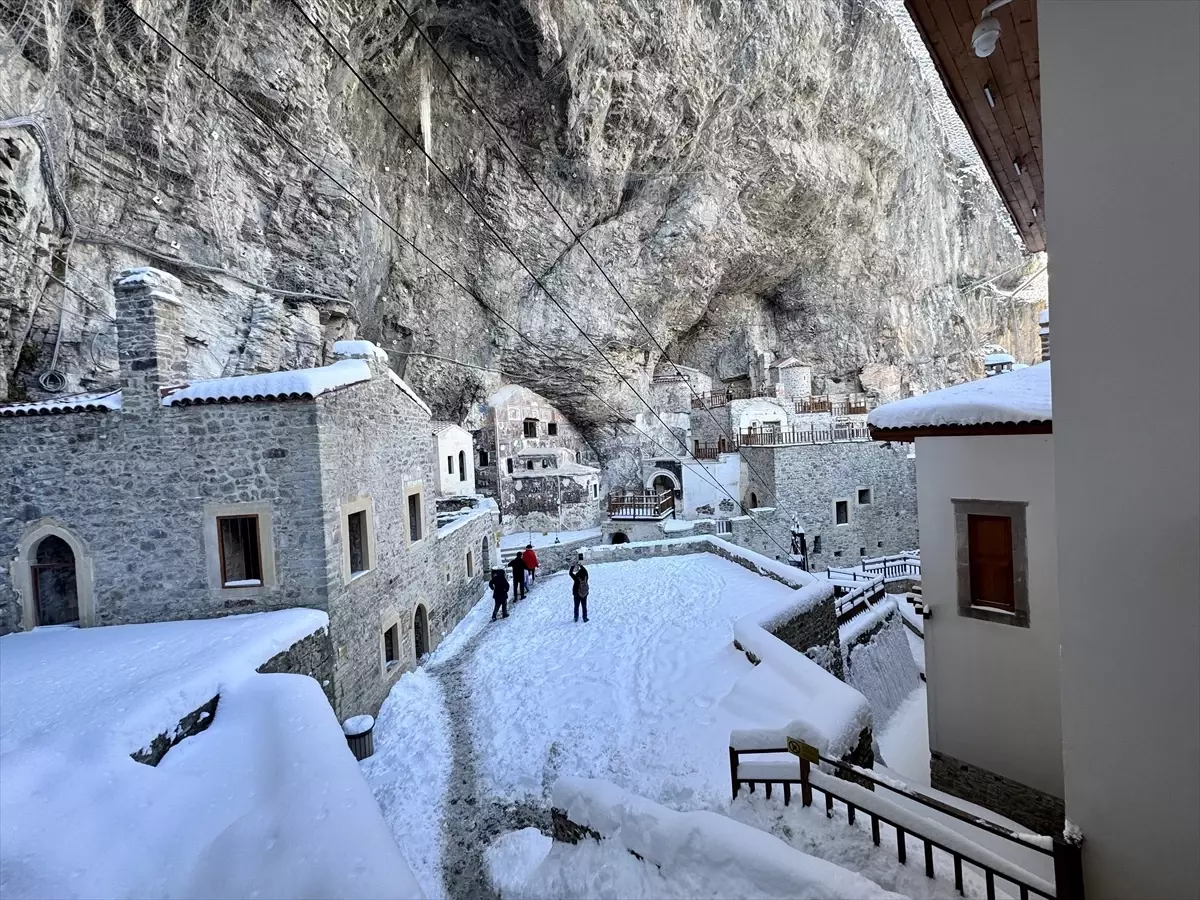Beyaza bürünen Sümela Manastırı yerli ve yabancı ziyaretçilerini ağırlıyor