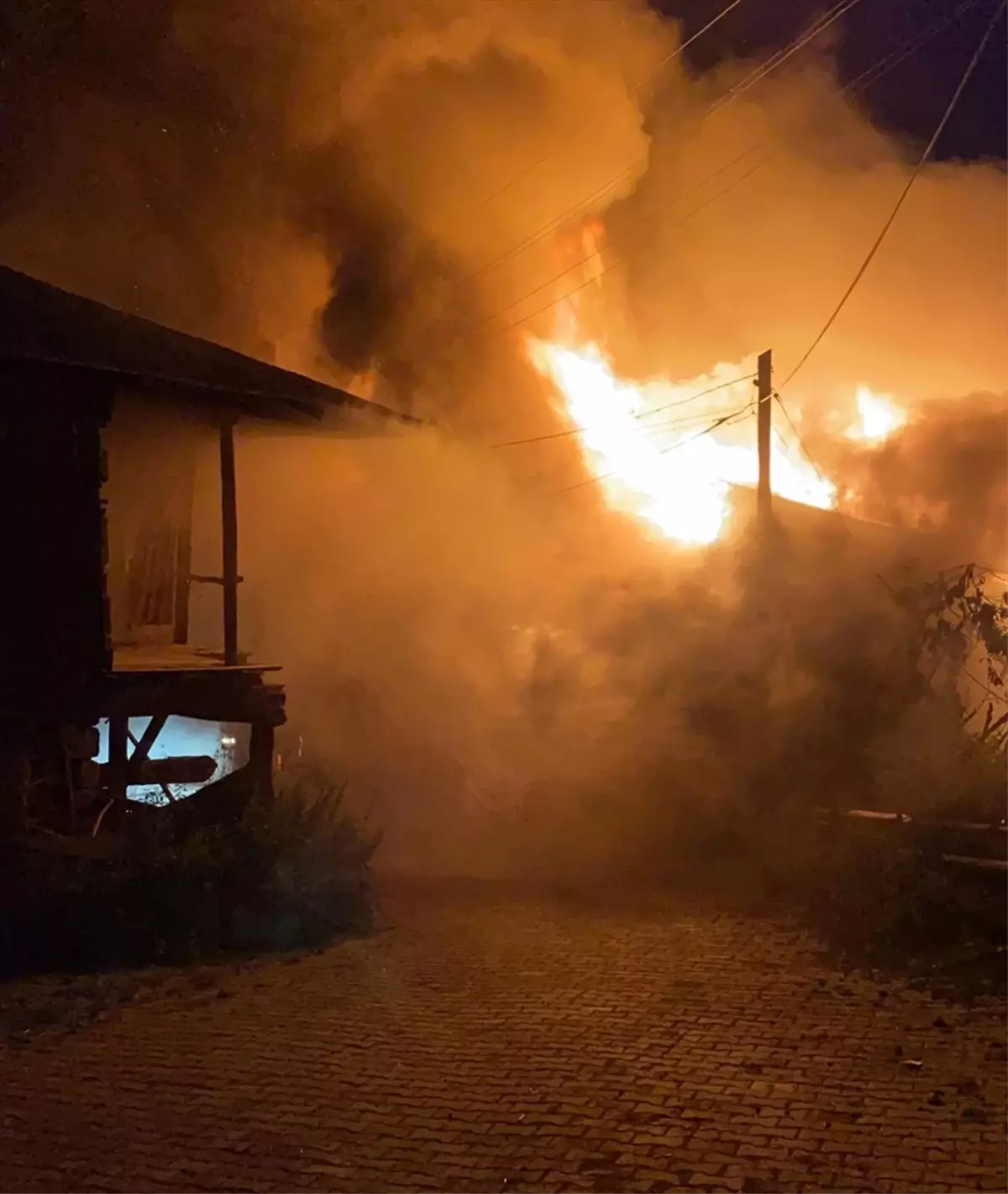 Beypazarı'nda çıkan yangında ahşap ev kullanılamaz hale geldi