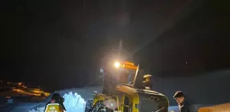 Bitlis'te ekipler yolu kardan kapanan köydeki hasta çocuk için seferber oldu