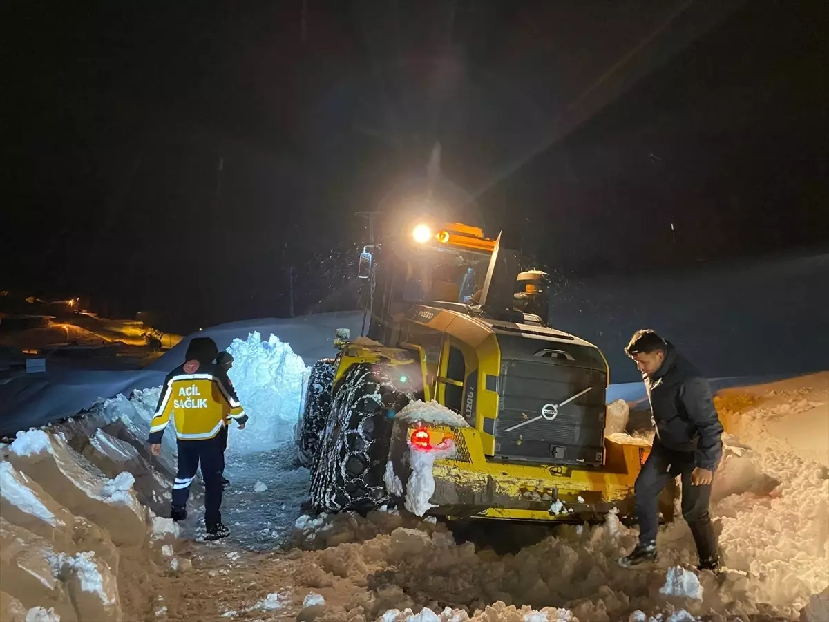 Bitlis'te ekipler yolu kardan kapanan köydeki hasta çocuk için seferber oldu