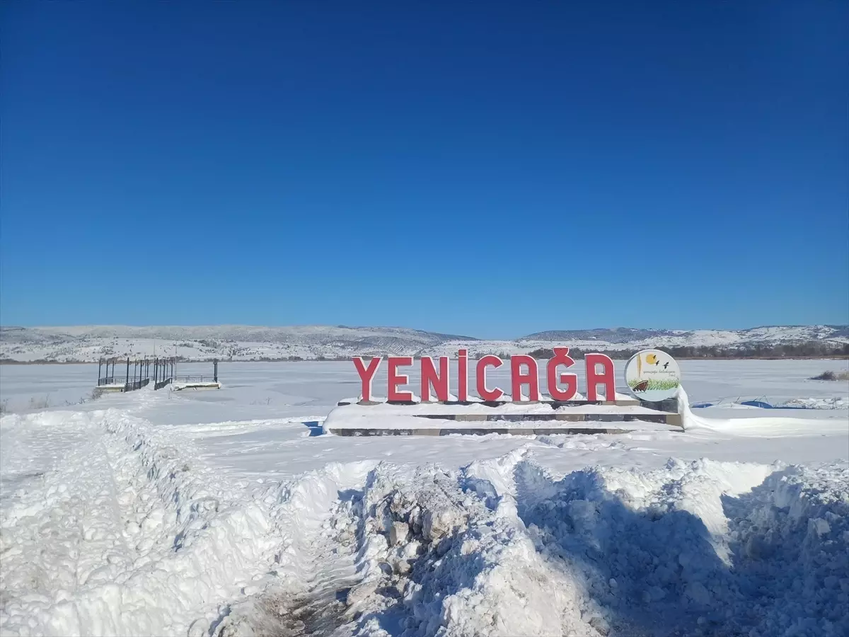 Bolu'da Yeniçağa Gölü'nün yüzeyi buz tuttu