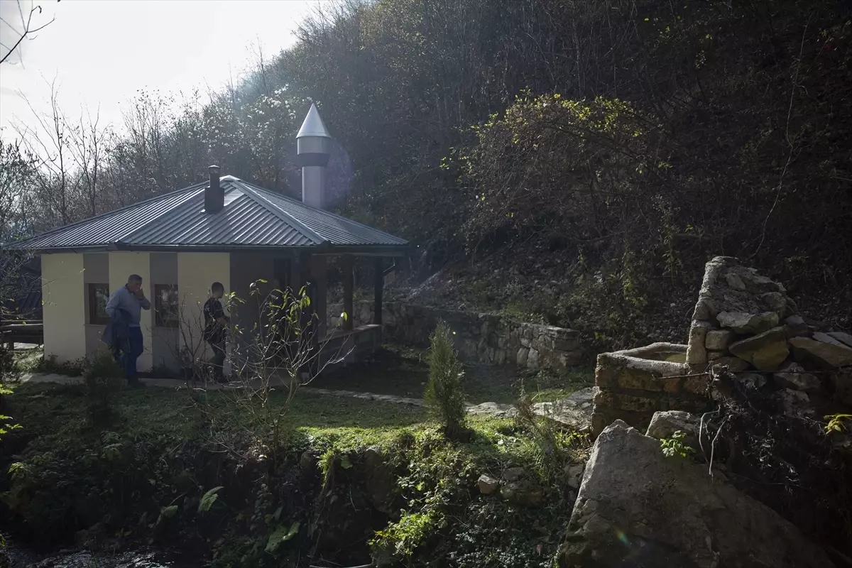 Bosna Hersek'in en küçük camilerinden birisinde en fazla 10 kişi ibadet edebiliyor