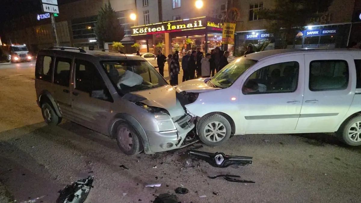 Bursa'da 2 hafif ticari aracın çarpıştığı kazada 2 kişi yaralandı