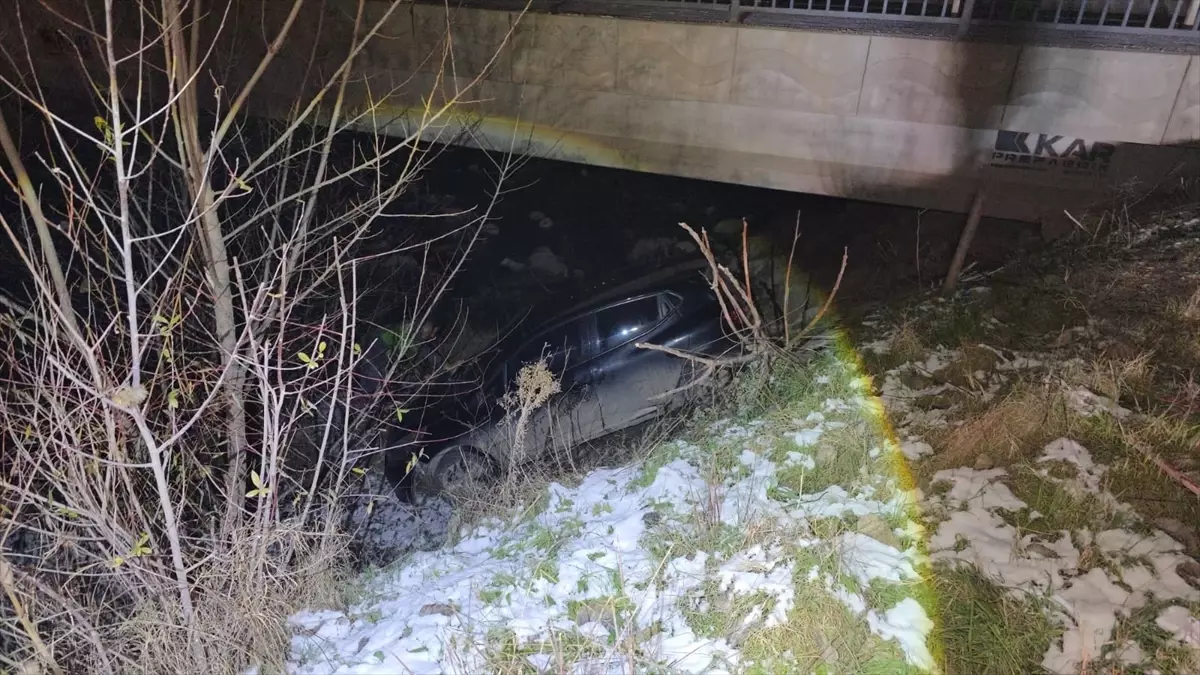 Bursa'da dere yatağına devrilen otomobilin sürücüsü yaralandı