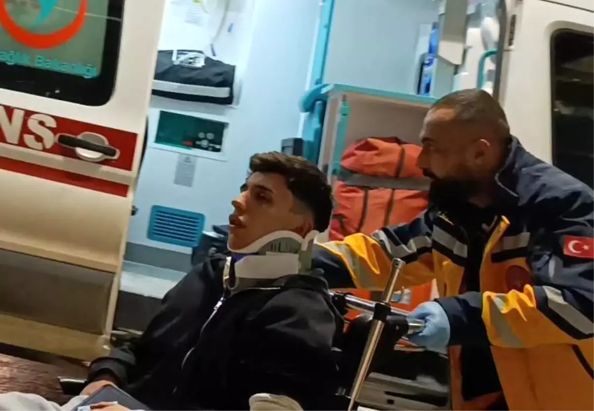 Bursa'da direksiyon hakimiyetini kaybeden sürücü direğe çarptı