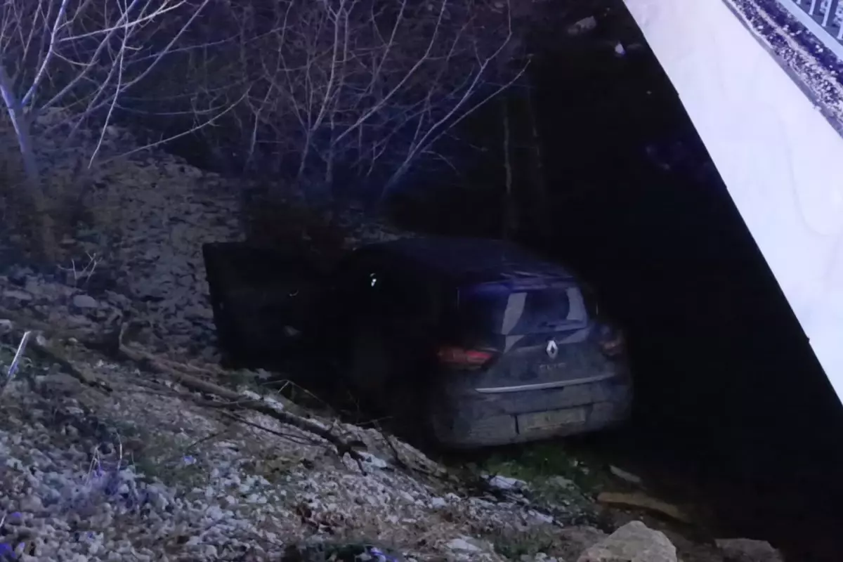 Bursa'da korku dolu anlar: Otomobil dereye uçtu