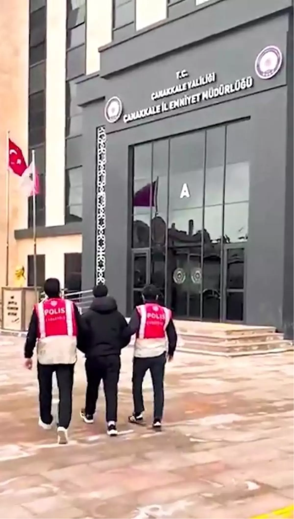 Çanakkale'de bir vatandaşı 4 milyon 500 bin TL dolandıran 3 şüpheli tutuklandı