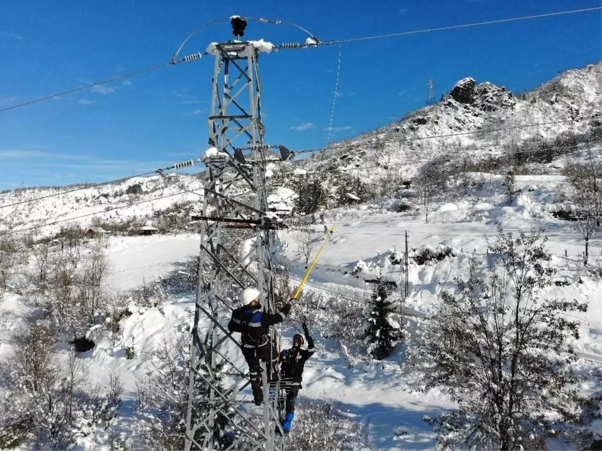 Çoruh EDAŞ, yoğun kar yağışında kesintisiz enerji için sahada
