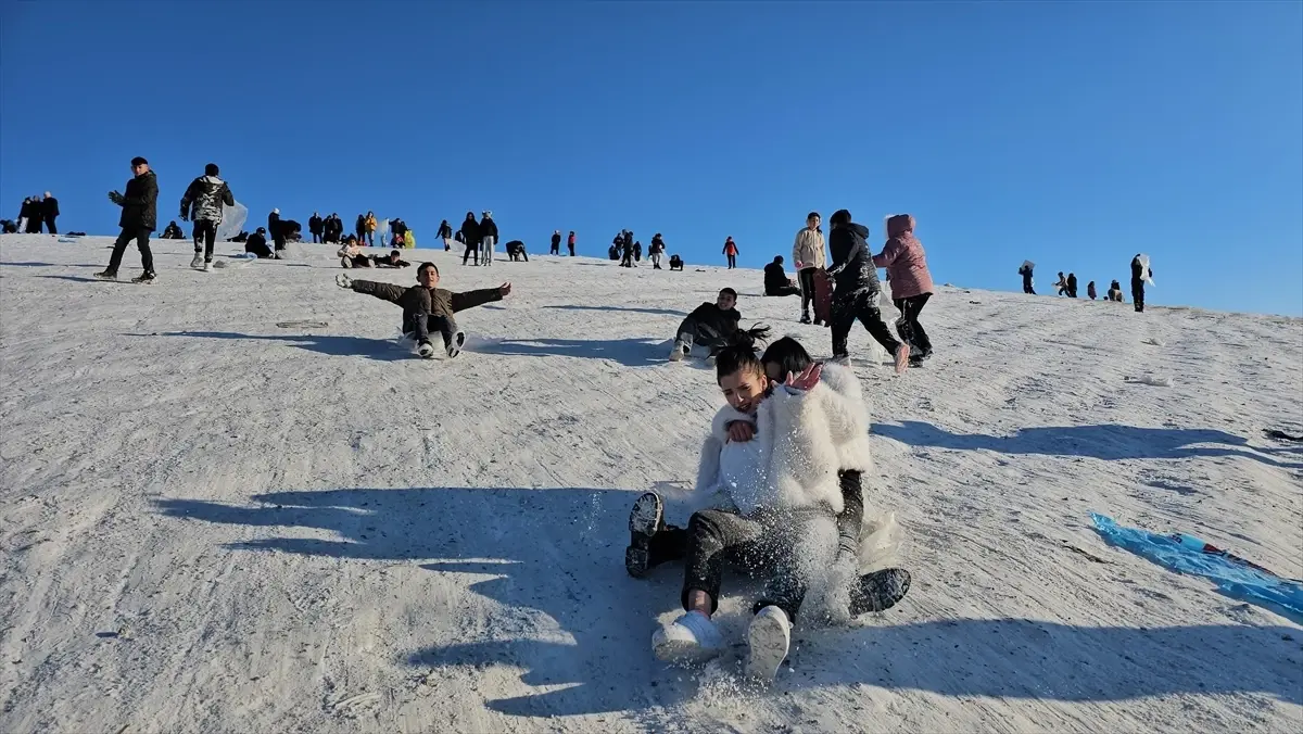 Çorum'da çocuklar tepsi ve plastik bidonlarla kayarak eğlendi