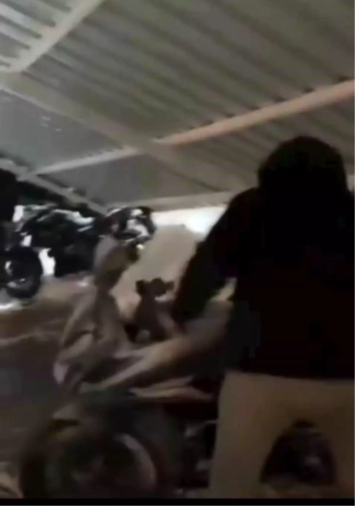 Dicle Üniversitesi'ndeki yurdun otopark çatısı çöktü